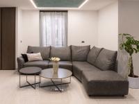 Zona conversazione con divano angolare e tavolini rotondi - Foto Cliente