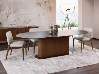 Tavolo con basamento centrale in legno dogato Savannah, disponibile con piano in metallo verniciato (come in foto) oppure con piano in marmo