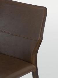 Dettaglio dello schienale sagomato della sedia Denali