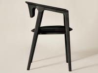 Il profilo della sedia mostra uno stile essenziale, curato nei minimi particolari e votato all'esaltazione della lavorazione artigianale