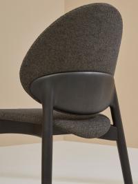Particolare della sedia Jewel imbottita con struttura in frassino tinto Nero RAL 9017