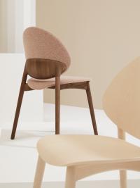 Differenza tra la sedia Jewel tutta in legno e quella a 4 gambe in legno con seduta e schienale imbotitti e rivestiti