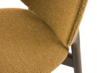 Particolare del distacco tra seduta e schienale della sedia Jewel
