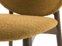 Particolare della forma a saponetta del sedile sostenuto dalla struttura in legno