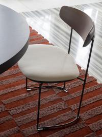 Sedia di design con seduta imbottita Keel con schienale in legno massello di frassino tinto
