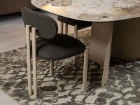 La sedia Mailea è abbinata al tavolo Indigo della stessa collezione.