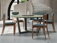 Set di sedie Regina di Borzalino collocate in una sala da pranzo moderna. Oltre al rivestimento in pelle, le sedie possono essere realizzate anche in tessuto o velluto