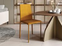 La sedia Royale può essere interamente rivestita anche in tessuto, per creare forti abbinamenti o contrasti cromatici