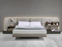 Letto imbottito con boiserie California Textile, combinato con i comodini e pannelli boiserie