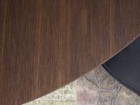 Dettaglio del piano in legno essenza rovere termotrattato, ideale abbinato a un colore scuro dai toni grigi come nel tavolo in foto