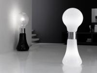 Lampada da terra a forma di lampadina Edi nella versione con diffusore superiore cristallo e inferiore nero e versione con diffusori bianchi