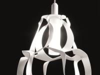 Lampadario moderno in metallo Pinha - particolare della lampadina alogena e del paralume in metallo verniciato bianco