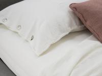 Completo letto con federa e lenzuolo sopra in cotone garzato