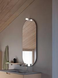 Specchio da bagno ovale con faretto Led Sampi, dalle forme semplici e moderne
