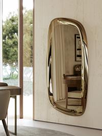 Specchio da parete con cornice Platinum in un living moderno ed elegante