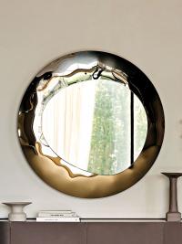 Specchio con cornice circolare Cosmos di Cattelan nella finitura bronzo