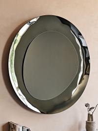 Specchio con cornice circolare Cosmos di Cattelan nella finitura fumé
