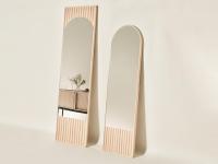 Specchio da ingresso in legno massello Domu nelle due versioni disponibili: rettangolare o sagomato con profilo superiore ad arco