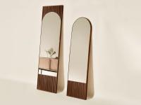 Specchio da ingresso in legno massello Domu nella versione in frassino tinto bruno