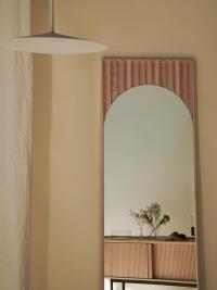 Specchio Domu in frassino naturale nella versione rettangolare, impreziosito da una cornice superiore che richiama le fresate della porzione inferiore