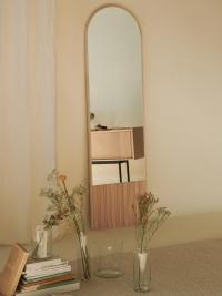 Specchio Domu con profilo sagomato e arcuato in frassino naturale