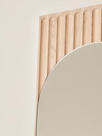 Dettaglio della cornice dello specchio Domu, interamente realizzata in legno massello di frassino con fresature a vista