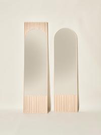 Specchio Domu da appoggio nelle due dimensioni disponibili, in frassino naturale
