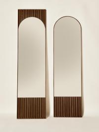 Specchio Domu da appoggio nelle due dimensioni disponibili, in frassino tinto bruno