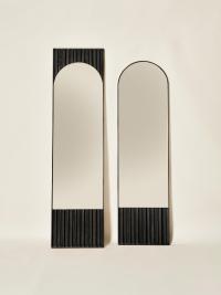 Specchio Domu da appoggio nelle due dimensioni disponibili, in frassino tinto nero