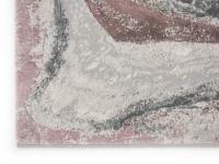 Particolare del tappeto con fantasia effetto marmo sui toni del grigio, salvia e rosa antico