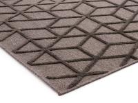 Particolare del tappeto con fondo in lana e vello in rilievo in poliammide