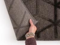Dettaglio del retro del tappeto, curato nei colori e dettagli