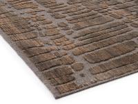 Particolare del tappeto con fondo in lana e vello in rilievo in viscosa