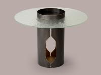 Tavolino Aliso Small, ideale a lato divano vista l'altezza di 50 cm, con piano da 65 cm di diametro in vetro trasparente martellato