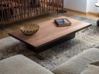 Tavolino da salotto basso in legno essenza Noce Canaletto, con struttura in metallo goffrato Graphite
