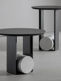 Tavolino Element nella combinazione legno spazzolato carbone con base in cemento grigio