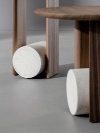 Tavolino Element nella combinazione legno noce canaletto con base in cemento effetto travertino