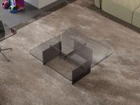 Tavolino basso da salotto Eze con piano in vetro trasparente fumè e base di design in metallo verniciato titanio