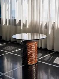 Tavolino Hishi con base in ceramica smaltata color cioccolato e piano rotondo in vetro bronzato