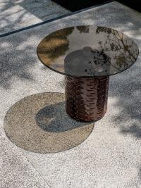 Tavolino Hishi con piano rotondo in vetro bronzato e base in ceramica smaltata color cioccolato