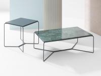 Tavolino basso in metallo Proust dal design anni '70, qui proposti con struttura laccata Grigio Antracite RAL 7016 e piano laccato in tinta e in marmo Guatemala