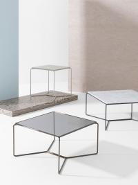 Tavoli Proust nel formato quadrato 50 x 50 h.49 cm e 60 x 60 h.33 cm con piano in MDF laccato, vetro fumé e marmo Bianco Carrara