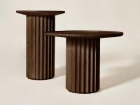 Tavolino a colonna Shinden nella finitura frassino tinto bruno, una delle tre disponibili insieme al naturale e al nero