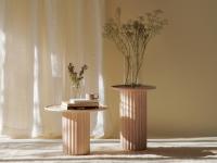 Composizione di tavolini a colonna Shinden in frassino naturale, nelle due versioni alte 40 e 55 cm