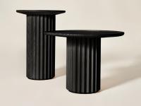 Composizione di tavolini Shinden in frassino tinto nero, nelle due altezze disponibili che consentono un utilizzo sia fronte che lato divano
