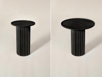 Tavolini a colonna Shinden in frassino tinto nero nelle due versioni con basamento alto da 55 cm: a sinistra con piano da 40 cm e a destra con piano da 55