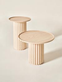 Tavolini a colonna Shinden in frassino naturale, una finitura senza tempo che asseconda il ritorno dei legni chiari tra i materiali di tendenza per l'arredo contemporaneo