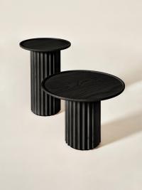 Tavolino a colonna Shinden in frassino tinto nero, finitura che ne esalta il carattere minimal e scultoreo