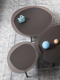 Accostamento dei tre modelli di tavolino Tobi, per una composizione irregolare e dalle forme organiche