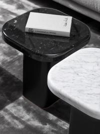 Dettagli dei piani in marmo del tavolino a fungo Token, disponibile nelle due finiture bianco Carrara e nero Marquinia